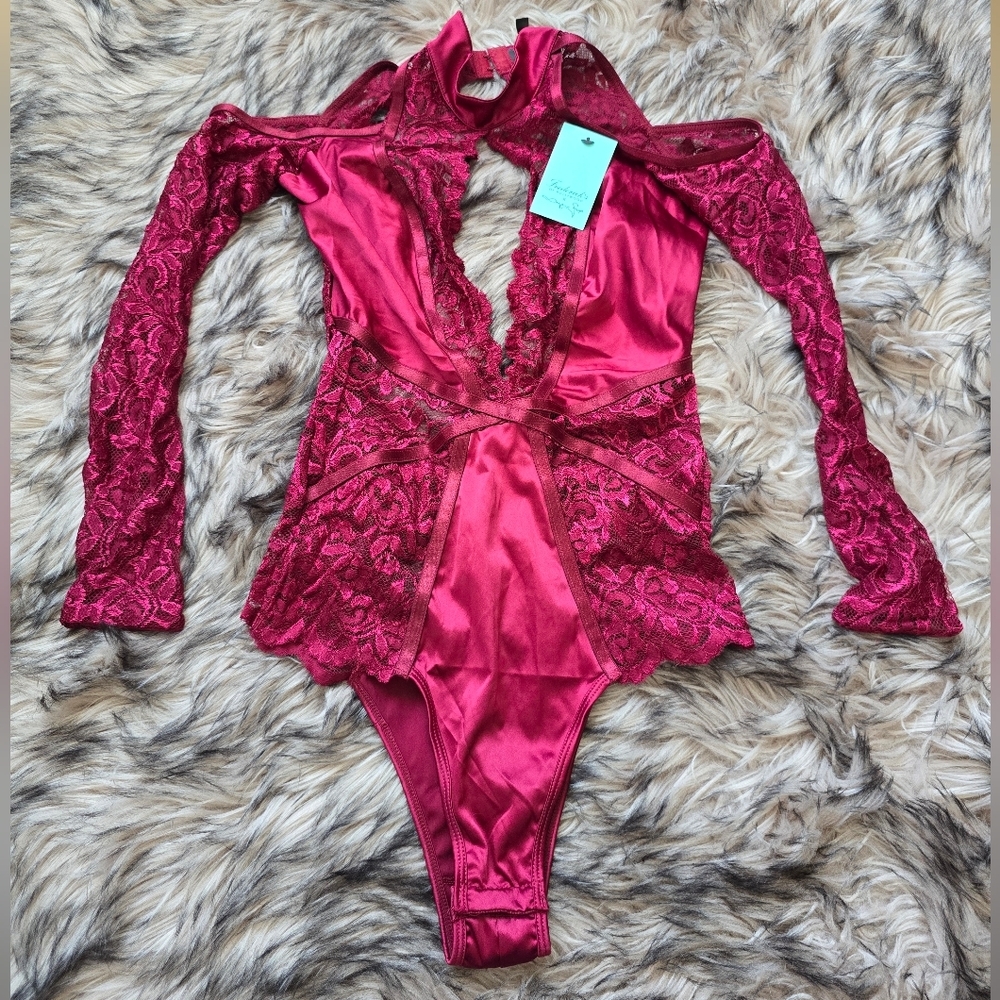 Nwt Fredricks Teddy lingerie bodysuit in red wine color